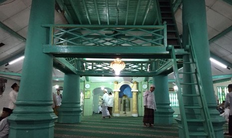 Empat soko guru atau tiang utama yang menjadi salah satu ciri khas Masjid Al Mansur