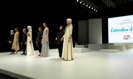 Empat tampilan rancangan empat desainer di Indonesia Fashion Week 2017 yang terinspirasi warna kosmetik baru Wardah.