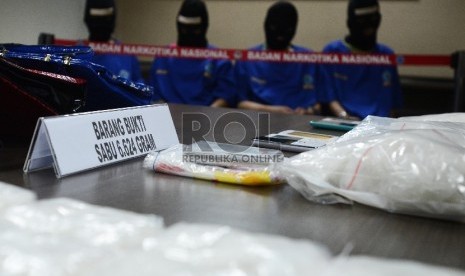 Empat tersangka kasus narkotika sindikat internasional beserta barang bukti berupa sabu dihadirkan saat gelar barang bukti di Gedung Badan Narkotika Nasional (BNN), Jakarta Timur, Jumat (7/8). (Republika/Raisan Al Farisi)