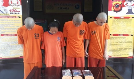 Empat warga Kabupaten Purwakarta, diringkus petugas narkoba Polres Purwakarta, saat sedang pesta ganja di salah satu rumah kontrakan, Rabu (17/10).