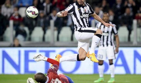 Empoli's goalkeeper Luigi Sepe saves a shot on goal by Juventus' Carlos Tevez during their Italian Serie A soccer match at Juventus Stadium in Turin April 4, 2015