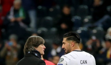 Emre Can (kanan)