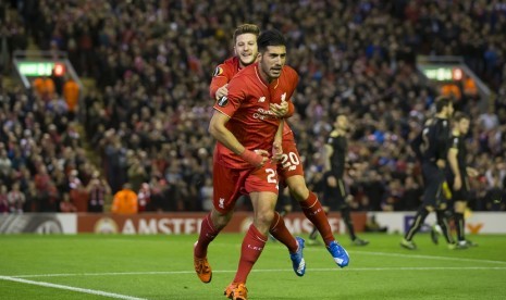 Emre Can (tengah) meluapkan kegembiraan bersama rekannya Adam Lallana setelah mencetak gol dalam babak kualifikasi Grup B Liga Eropa menghadapi Rubin Kazan dalam pertandingan yang digelar di Anfield Stadium, Jumat (23/10) WIB dinihari