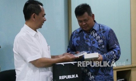 emred Republika Nasihin Masha (Kedua kiri) didampingi jajaran redaksi, menyerahan cindera mata kepada Direktur Amil Zakat Nasional (BAZNAZ) ArifinPurwakananta (ketiga kanan) saat berkunjung ke redaksi republika di Jakarta, Kamis (28/4). 