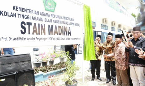 enag Lukman Hakim membuka tirai plang tanda penegerian STAI Madina menjadi STAIN Madina.