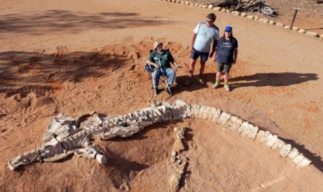 Enam bulan sebelum meninggal, Dino Dick duduk disebelah fosil 'Percy', bersama Tom dan Sharron Hurley.