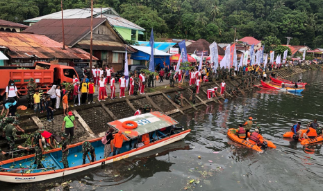 Enam BUMN, yakni BUMN, yakni Bank BRI, Pegadaian,Telkom Indonesia, Pertamina, Angkasa Pura II, dan Pelindo II meluncurkan Gerakan Sungai Bersih di Kota Padang, Ahad (29/7). 