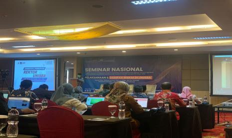 Enam judul penelitian dan PkM didiseminasikan dalam seminar nasional dan seminar hasil. Kegiatan seminar nasional yang dilaksanakan pada Senin, 27 Desember 2021 itu dengan menghadirkan pembicara utama (keynote speaker) Plt Kepala LLDIKTI Wilayah IV Ir Dharnita Chandra MSi. 