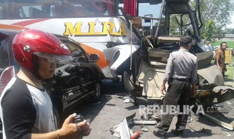 Enam kendaraan mengalami kecelakaan beruntun di Jalan Raya Ngawi-Solo KM 8-9 masuk Desa Soko Kawu, Kecamatan Kedunggalar, Kabupaten Ngawi. Kecelakaan yang terjadi pada Selasa siang (17/5) ini mengakibatkan sembilan orang luka-luka.