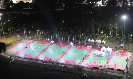 Enam lapangan olah raga yang diperbaiki oleh Coca-Cola Indonesia (CCI) di Plaza Timur Monumen Nasional (Monas), Jakarta, Sabtu (27/8). (Republika/Agung Supriyanto)