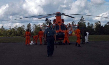 Enam jenazah korban Air Asia QZ 8501 diangkut menggunakan helikopter tiba di Lanud TNI AU Iskandar , Pangkalan Bun, Kotawaringin Barat, Kalimantan Tengah, Kamis (22/1). (Republika/Rusdy Nurdiansyah)