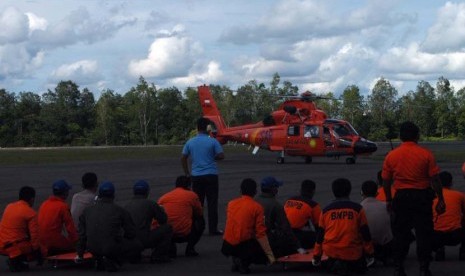 Enam jenazah korban Air Asia QZ 8501 dievakuasi menggunakan helikopter tiba di Lanud TNI AU Iskandar , Pangkalan Bun, Kotawaringin Barat, Kalimantan Tengah, Kamis (22/1). (Republika/Rusdy Nurdiansyah)