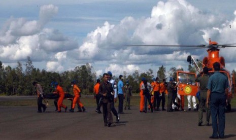 Enam mayat korban Air Asia QZ 8501 diangkut menggunakan helikopter tiba di Lanud TNI AU Iskandar , Pangkalan Bun, Kotawaringin Barat, Kalimantan Tengah, Kamis (22/1). (Republika/Rusdy Nurdiansyah)