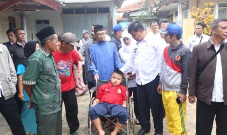 Enam orang warga RT 02 RW 02, Kampung Ciloa dan dua orang warga Kampung Paseban, Desa Ciloa, Kecamatan Saguling, Kabupaten Bandung Barat menderita penyakit 'lumpuh' yang belum terdeteksi penyakitnya oleh dokter sejak lama. Bupati Bandung Barat, Aa Umbara meninjau warganya yang menderita penyakit tersebut.