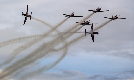 Enam pesawat dari Jupiter Aerobatic Team (JAT) melakukan unjuk kebolehan dalam Jogja Air Show 2014 di Pantai Depok, Bantul, Yogyakarta, Minggu (2/3). 