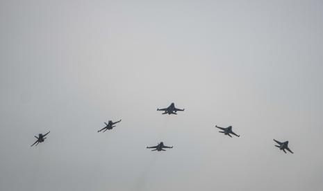 Kebijakan Presiden Jokowi sangat tepat untuk mengambil alih pengelolaan Flight Information Region (FIR) yang berada di atas Kepulauan Riau. Foto:Enam pesawat tempur TNI AU terbang di kawasan Monas, Jakarta.