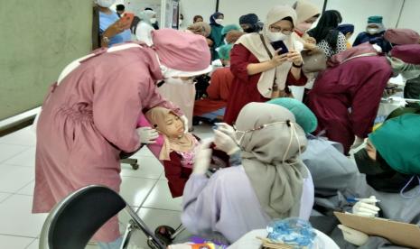  Enam puluh anak penderita cerebral palsy atau kelumpuhan otak, mendapatkan perawatan kesehatan dan mulut gratis dari bakti sosial Yayasan Diffable Action Indonesia (YDAI). Kegiatan ini juga bertujuan memberikan edukasi bagu orangtua anak penderita cerebral palsy.