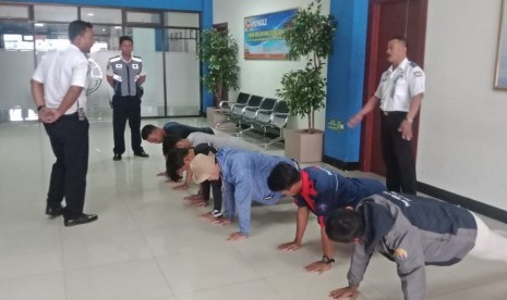 Enam remaja asal Kulon Progo mendapatkan sanksi berupa push up dari manajemen Terminal Tirtonadi Solo karena kedapatan berbuat usil di jembatan penghubung Stasiun Balapan dan Terminal Tirtonadi atau Skybridge, Senin (24/6). 