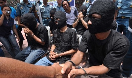 Enam tersangka pembajakan meminta maaf kepada keluarga Anak Buah Kapal korban pembajakan kapal pandu (tug boat) trois beserta tongkang dalam gelar perkara di Markas TNI Angkatan Laut Palu, Sulawesi Tengah, Sabtu (10/3). Dalam kasus itu, hinga kini TNI Angk