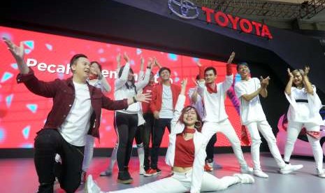 Enam Youtuber Indonesia, Eka Gustiwana, Tim2One, Skinny Indonesia, Agung Hapsah, Weird Genius dan Hanin Dhiya, meramaikan acara puncak Toyota Digifest di panggung stan Toyota pada Gaikindo Indonesia International Auto Show (GIIAS) 2018, di ICE-BSD City, Tangerang Selatan, Banten, Sabtu (4/8).