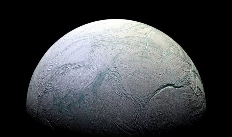 Enceladus, bulan Planet Saturnus ini memiliki garis-garis harimau yang membuat penasaran ilmuwan.