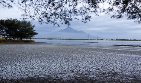 Endapan lumpur Lapindo mengering di kolam penampungan di Porong, Sidoarjo, Jawa Timur.