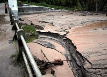 Endapan lahar Merapi di tanggul Kali Kuning