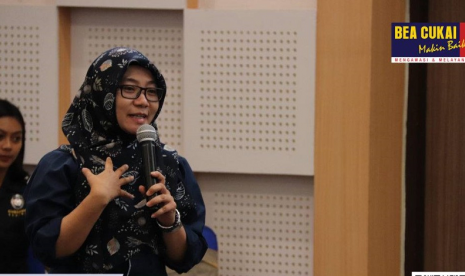 Endri Kusumastuti selaku General Manager Exim PT Fukuryo Indonesia di tengah acara Focus Group Discussion (FGD) Bea Cukai Jateng DIY bersama stakeholder, di Aula Kanwil DJBC Jateng DIY pada Selasa (20/8) lalu. 