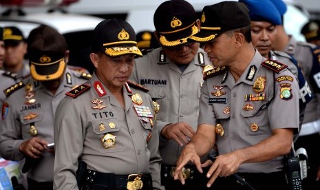 engamanan Piala Presiden. Kapolda Metro Irjen Tito Karnavian ( kiri) memimpin konsolidasi pengamanan jelang Final Piala Presiden di kawasan Gelora Bung Karno, Jakarta, Sabtu (17/10). 