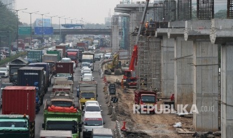 engendara melintas di samping area pembangunan jalur kereta api ringan (LRT) dan jalan tol layang Jakarta-Cikampek II, di ruas jalan Tol Jakarta-Cikampek, di Bekasi, Jawa Barat (ilustrasi).