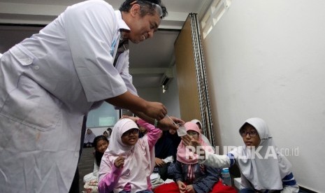 enggagas Rumah Sains Indonesia Agustino Zulys memberikan materi dasar kimia kepada siswa peserta dalam Republika Fun Science di Kantor Republika, Jakarta, Sabtu (13/5). 