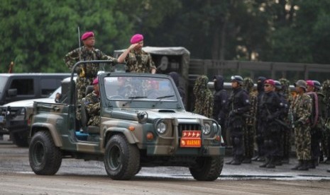 engiran Muda Haji Al Muhtadee Billah (kanan) memeriksa pasukan ketika acara Pengangkatan warga Kehormatan Korps Marinir di lapangan Hartono Kesatrian Marinir Cilandak, Jakarta, Senin (5/5). Paduka Seri Pengiran Muda Mahkota Jeneral Pengiran Muda Haji Al Mu