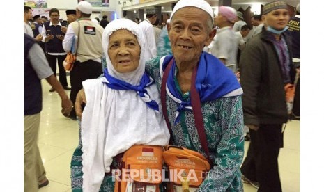 Engkong Madinah memeluk istrinya Nek Kunyil setibanya di Asrama Haji Pondok Gede.