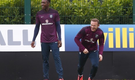 England players Danny Welbeck (L) and Wayne Rooney smile during a training session at Arsenal's training facility in London Colney, north of London, September 1, 2014. England will play Norway in a friendly soccer match in London on Wednesday.