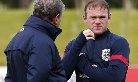 England's manager Hodgson speaks to Rooney during a soccer training session at the St George's Park training complex near Burton Upon Trent