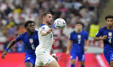 Jordan Henderson dari Inggris (tengah) mengontrol bola dibayangi Yunus Musah dari AS dalam pertandingan Grup B Piala Dunia 2022  di Stadion Al Bayt, Al Khor, Sabtu (26/11) dini hari WIB.