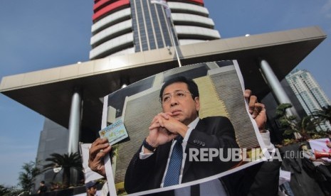 engunjuk rasa membawa poster Ketua DPR Setya Novanto saat aksi di depan gedung KPK, Jakarta, Kamis (7/9). 