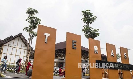 engunjung berkeliling di destinasi wisata budaya Teras Sunda, Cibiru, Bandung, Jawa Barat, Kamis (1/11/2018). Teras Sunda dibangun menghabiskan biaya anggaran sekitar Rp7,9 miliar dan akan menjadi pusat pengembangan seni dan budaya serta destinasi baru wisata di Kota Bandung. 