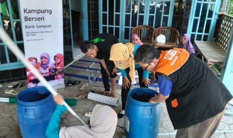 engurus Bank Sampah Ujungrusi BESTARI (berkah sehat, tata, lestari) Kab. Tegal yang dibina oleh fasilitator Rumah Zakat mengajak Ikatan Pelajar Pemuda Nahdlatul Ulama (IPPNU) membuat lubang biopori dan tabung komposter. 