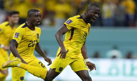  Enner Valencia dari Ekuador merayakan gol kedua timnya melawan Qatar selama pertandingan sepak bola grup A Piala Dunia di Stadion Al Bayt di Al Khor, Qatar, Ahad, 20 November 2022. 