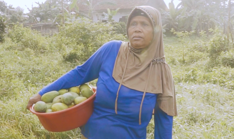 Eno mendapat pinjaman dana usaha dari Amartha.