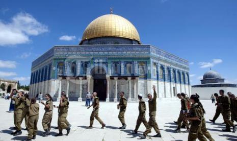 entara Israel melintas Kubah Batu di kompleks Masjidil Al Aqsa, ketiga situs suci Islam, saat berkunjung di bawah perlindungan polisi Israel di Kota Tua Yerusalem.