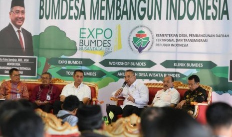 enteri Desa, Pembangunan Daerah Tertinggal dan Transmigrasi (Mendes PDTT) Eko Sandjojo saat pembukaan Expo BUMDes Nusantara di Lapangan Wirabraja, Bukittinggi (14/5).