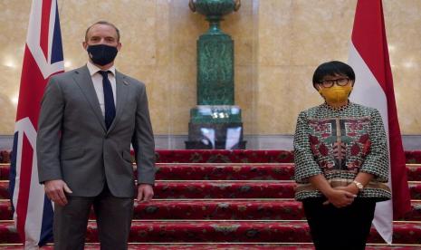 Menteri Luar Negeri (Menlu) Retno Marsudi melakukan pertemuan bilateral dengan Menlu Inggris Dominic Raab, London, Selasa (13/10)  