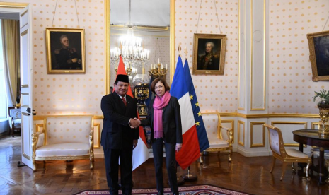 enteri Pertahanan RI, Prabowo Subianto, melakukan pertemuan bilateral dengan Menteri Pertahanan Prancis, Florence Parly, di Kantor  Kementerian Pertahan Prancis di Paris, Senin (13/1).