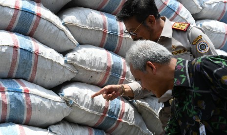 enteri Syahrul Yasin Limpo (SYL) bersama Gubernur Provinsi Jawa Tengah Ganjar Pranowo melepas ekspor komoditas porang asal Jawa Tengah ke China, di Depo Pelindo III, Tanjung Emas, Semarang, Selasa (19/11).