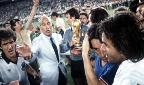 Enzo Bearzot (tengah) merayakan kemenangan Italia 3-1 atas Jerman Barat di final Piala Dunia 1982.