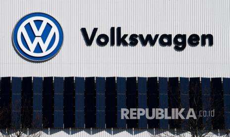  A giant Volkswagen logo hangs on the Volkswagen (VW) factory in Zwickau, Germany, 02 April 2020. According to reports, Volkswagen Group, has suspended production until 19 April amid fall in demand for vehicles due to the widespread of the SARS-CoV-2 coronavirus which causes the Covid-19 disease. 