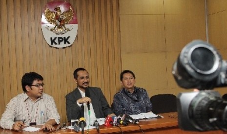 epala Bagian Pemberitaan dan Informasi KPK Priharsa Nugraha (kiri).