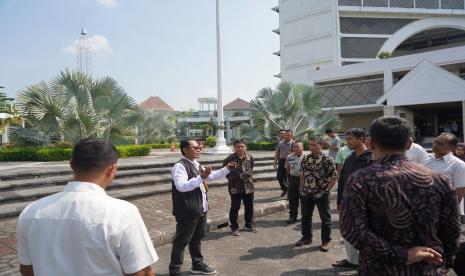 epala Bidang Pencegahan Kesiapsiagaan dan Penanganan Pascabencana BPBD Bantul memberikan penjelasan mengenai evakuasi bencana gempa bumi kepada civitas UMY.